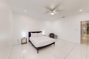 2 bedrooms, desk, iron/ironing board, free WiFi - 2BD-RemoteWork-Extd Stay Discounts-PetsOK-Central (Corpus Christi)