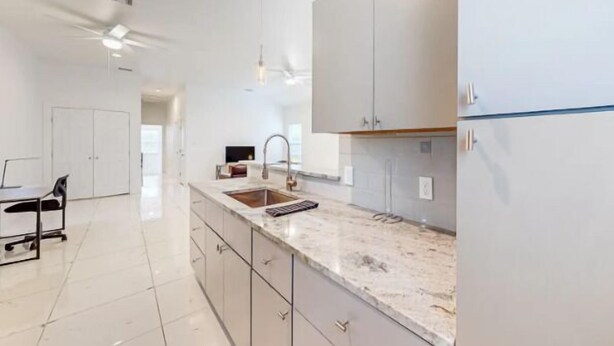 Coffee/tea maker, fridge, microwave, oven - 2BD-RemoteWork-Extd Stay Discounts-PetsOK-Central (Corpus Christi)