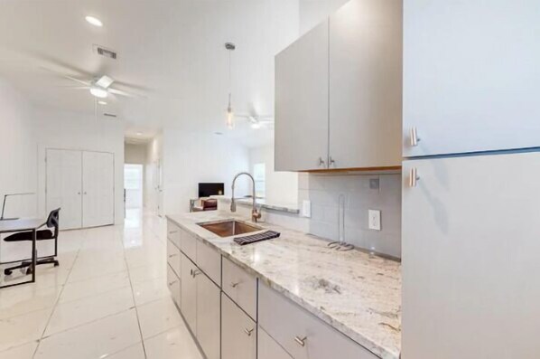 Fridge, microwave, oven, stovetop - 2BD-RemoteWork-Extd Stay Discounts-PetsOK-Central (Corpus Christi)