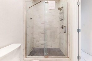 Hair dryer, towels - 2BD-RemoteWork-Extd Stay Discounts-PetsOK-Central (Corpus Christi)