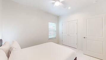 2 slaapkamers, een bureau, een strijkplank/strijkijzer, gratis wifi