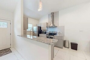Fridge, microwave, oven, stovetop - 2BD-RemoteWork-Extd Stay Discounts-PetsOK-Central (Corpus Christi)