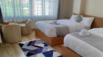 Habitación Deluxe con 1 cama doble o 2 individuales | Escritorio, sistema de insonorización, tabla de planchar con plancha
