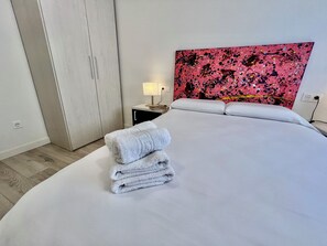 Comfort-Apartment, 2 Schlafzimmer, Balkon, Stadtblick | Daunenbettdecken, individuell dekoriert, individuell eingerichtet