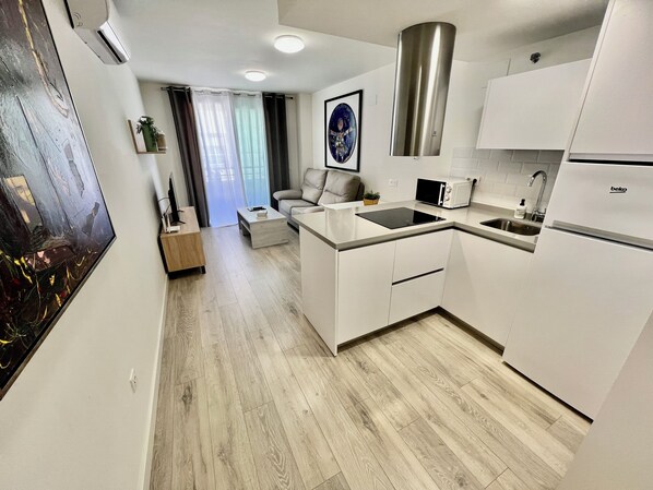 Appartamento Comfort, 2 camere da letto, balcone, vista città | Copriletto in piuma, con stile personalizzato