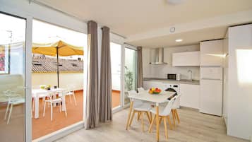 Penthouse Comfort, 2 kamar tidur, pemandangan kota | Area keluarga | Smart TV 45-cm dengan saluran TV satelit
