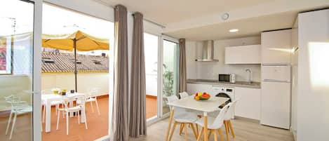 Comfort-Penthouse, 2 Schlafzimmer, Stadtblick | Wohnbereich | 45-cm-Smart-TV mit Satellitenempfang