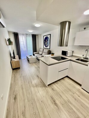 Departamento Confort, 2 habitaciones, balcón, vista a la ciudad | 2 habitaciones, edredón, decoración personalizada y muebles diferentes 