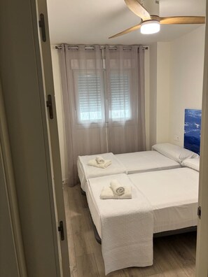 Comfort-Apartment, 2 Schlafzimmer, Balkon, Stadtblick | Daunenbettdecken, individuell dekoriert, individuell eingerichtet