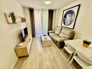 Appartamento Comfort, 2 camere da letto, balcone, vista città | Copriletto in piuma, con stile personalizzato