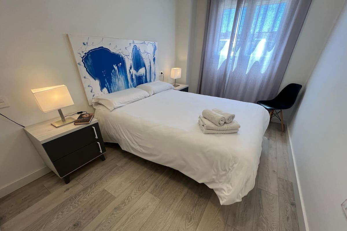 Ático Deluxe, 2 habitaciones, vistas a la ciudad | Edredones de plumas y espacio para trabajar con un portátil