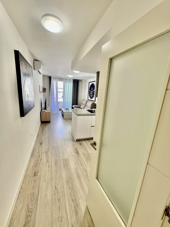 Comfort appartement, 2 slaapkamers, balkon, uitzicht op stad | Donzen dekbedden, individueel gedecoreerd, individueel gemeubileerd