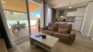 Cobertura luxo, 2 quartos, vista para a cidade | Área de estar | Smart TV 45 cm com canais via satélite