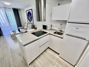 Departamento Confort, 2 habitaciones, balcón, vista a la ciudad | 2 habitaciones, edredón, decoración personalizada y muebles diferentes 