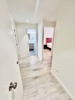 Appartamento Comfort, 2 camere da letto, balcone, vista città | Copriletto in piuma, con stile personalizzato