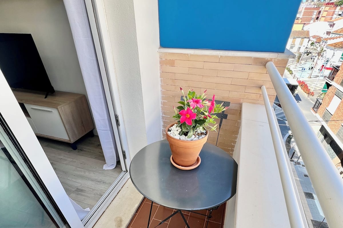 Apartamento Confort, 2 habitaciones, balcón, vistas a la ciudad | Edredones de plumas y espacio para trabajar con un portátil