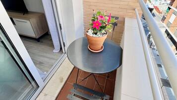 Departamento Confort, 2 habitaciones, balcón, vista a la ciudad | Edredón, decoración personalizada y muebles diferentes
