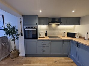 Kühlschrank, Mikrowelle, Ofen, Geschirrspüler