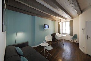 Studio | Oppholdsområde | En 40-tommers smart-TV med digitale kanaler samt kontorer