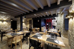 3 restaurants, lunch served
