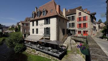 Vista frontal de la propiedad