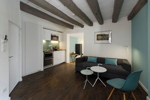 Studio | Eget kjøkken | Kjøleskap, mikrobølgeovn, ovn og kokeplater