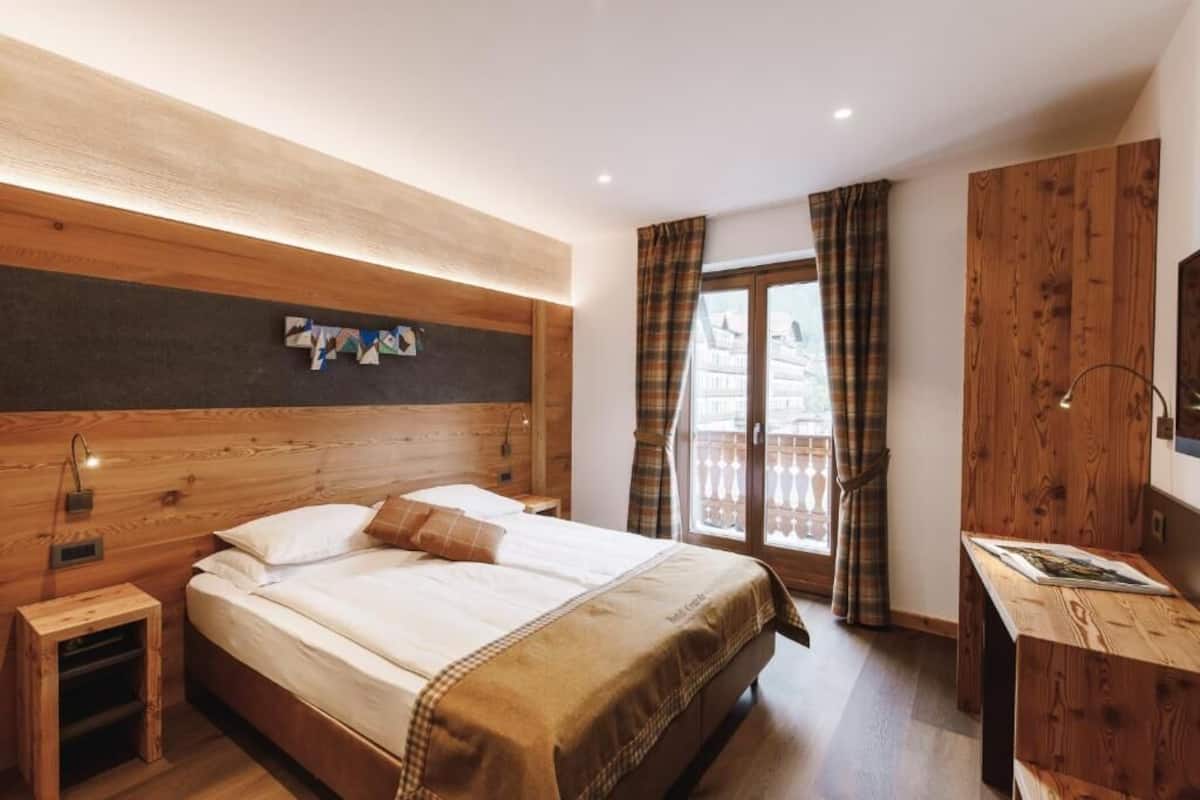 Double or Twin Room, Balcony, Mountain View | Minibar, WiFi (free), bed sheets