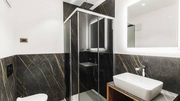 Chambre Double ou avec lits jumeaux, balcon, vue montagne | Salle de bain
