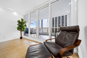 1 bedroom, desk, Internet - Boho Sanctuary on Biscayne Bay (Miami)