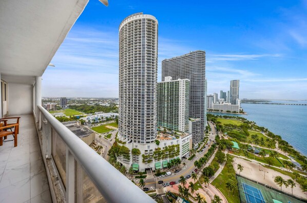 Apartment | 2 bedrooms, Internet - Chic Bayfront Condo With Stunning View (Miami)