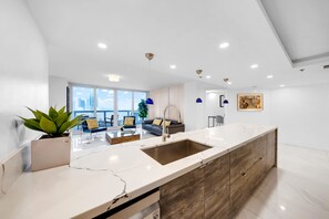 Apartment | 2 bedrooms, Internet - Chic Bayfront Condo With Stunning View (Miami)