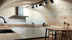 Private kitchen - 5 minutes from the beach! Completely renovated rural tourism house, ideal for families (Vilamacolum)