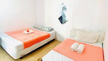 Habitación triple | Escritorio, espacio para trabajar con laptop y ropa de cama