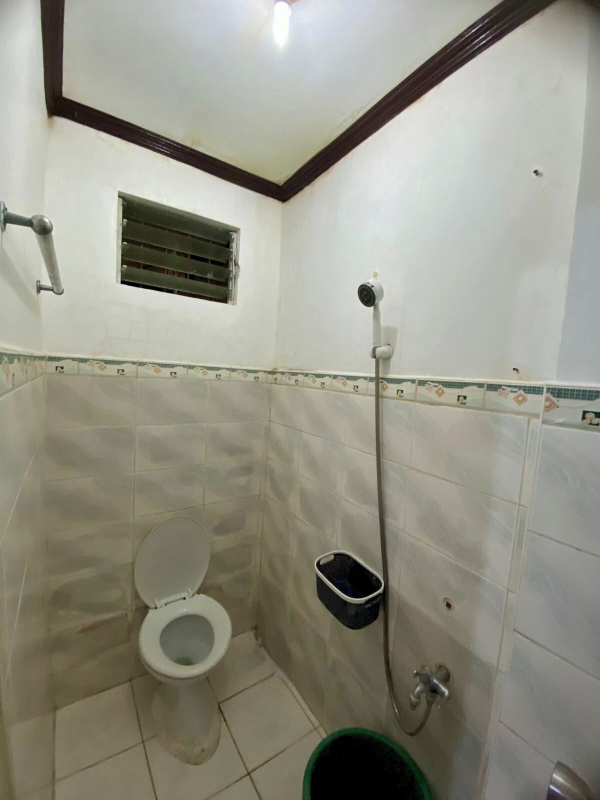 Ducha, cabezal de ducha con hidromasaje, toallas, jabón