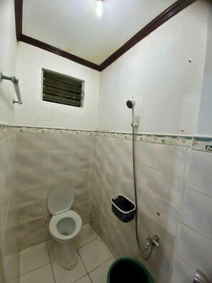 Villa | Bathroom | Shower, hydromassage showerhead, towels, soap - Hibiscus Dive Inn (Santa Fe)