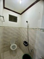 Ducha, cabezal de ducha con hidromasaje, toallas, jabón