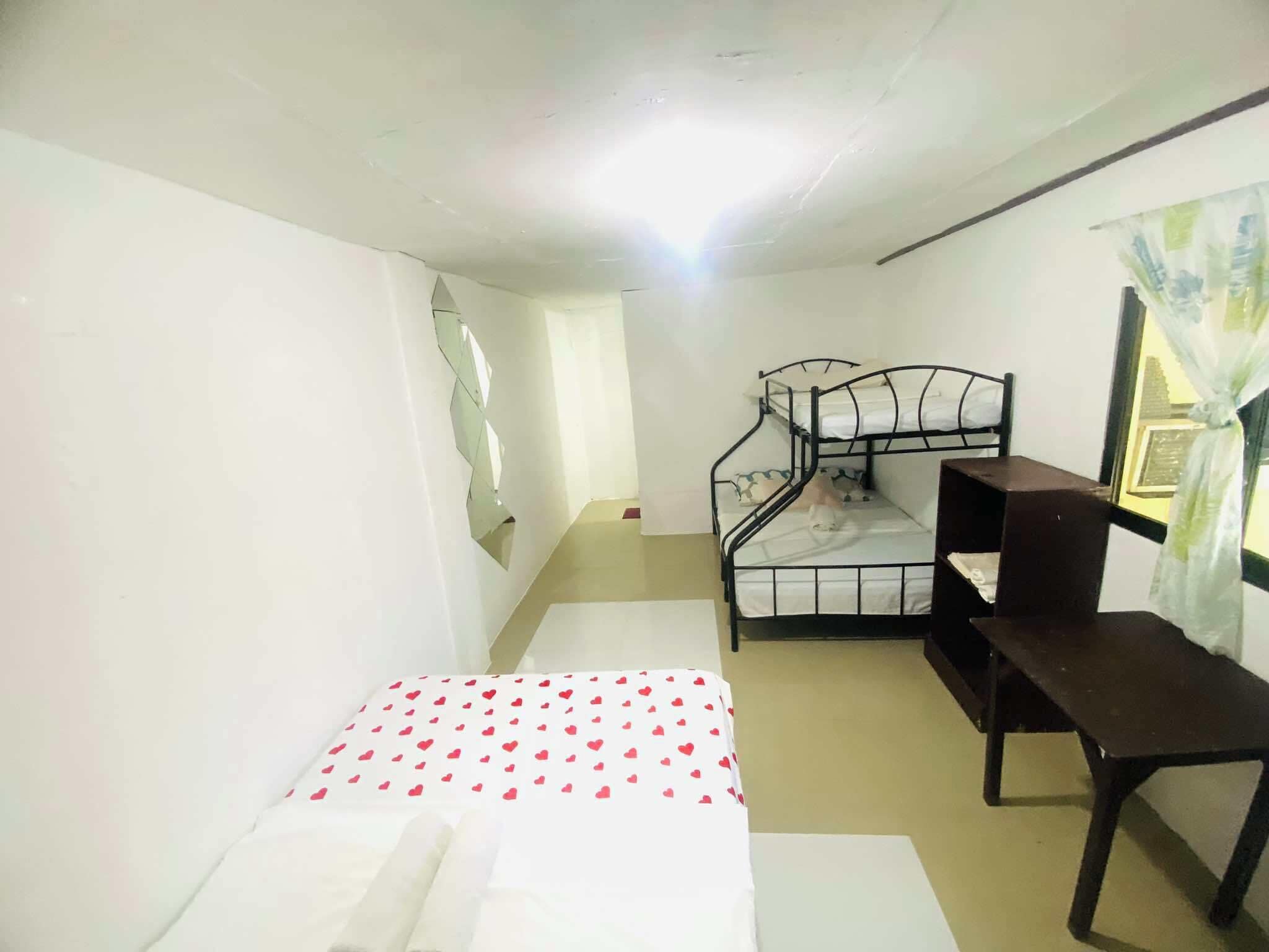 Una habitación con una litera, un escritorio y una silla.