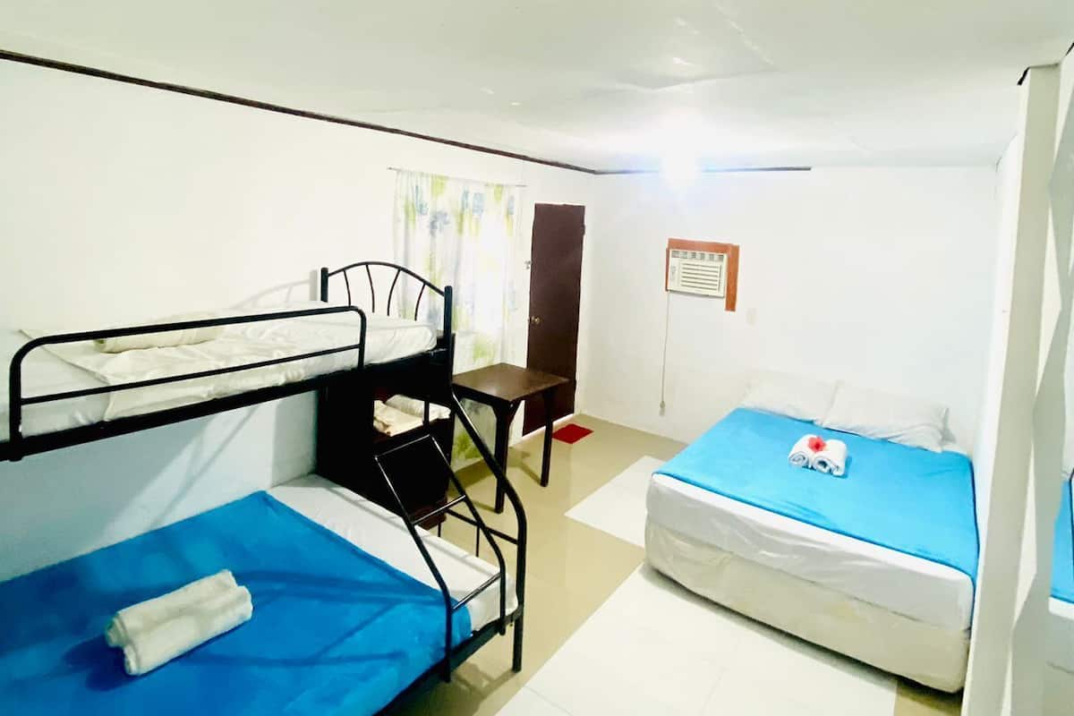 Kamar Keluarga | Meja kerja, ruang kerja ramah laptop, dan seprai linen