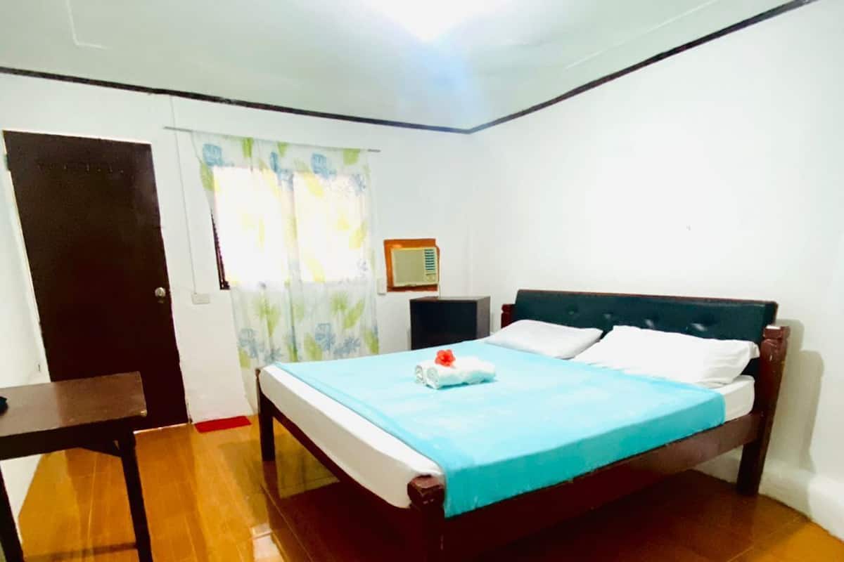 Kamar Double | Meja kerja, ruang kerja ramah laptop, dan seprai linen
