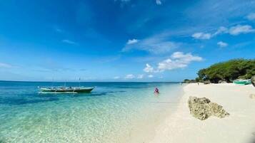 Playa en los alrededores y playa de arena blanca
