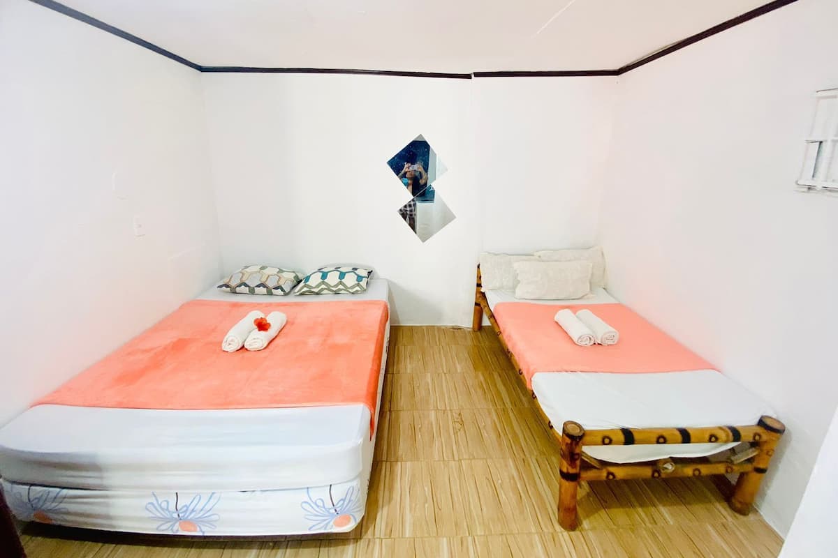 Kamar Triple | Meja kerja, ruang kerja ramah laptop, dan seprai linen