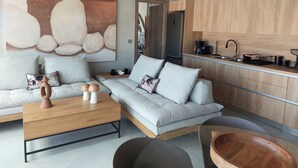 Una sala de estar moderna con un sofá, una mesa de centro y un cuadro en la pared.