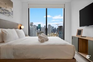 Tabla de planchar con plancha, wifi y ropa de cama 