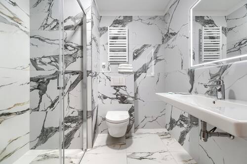 Chambre Simple Deluxe, balcon | Salle de bain | Douche, douche à « effet pluie », sèche-cheveux, serviettes fournies
