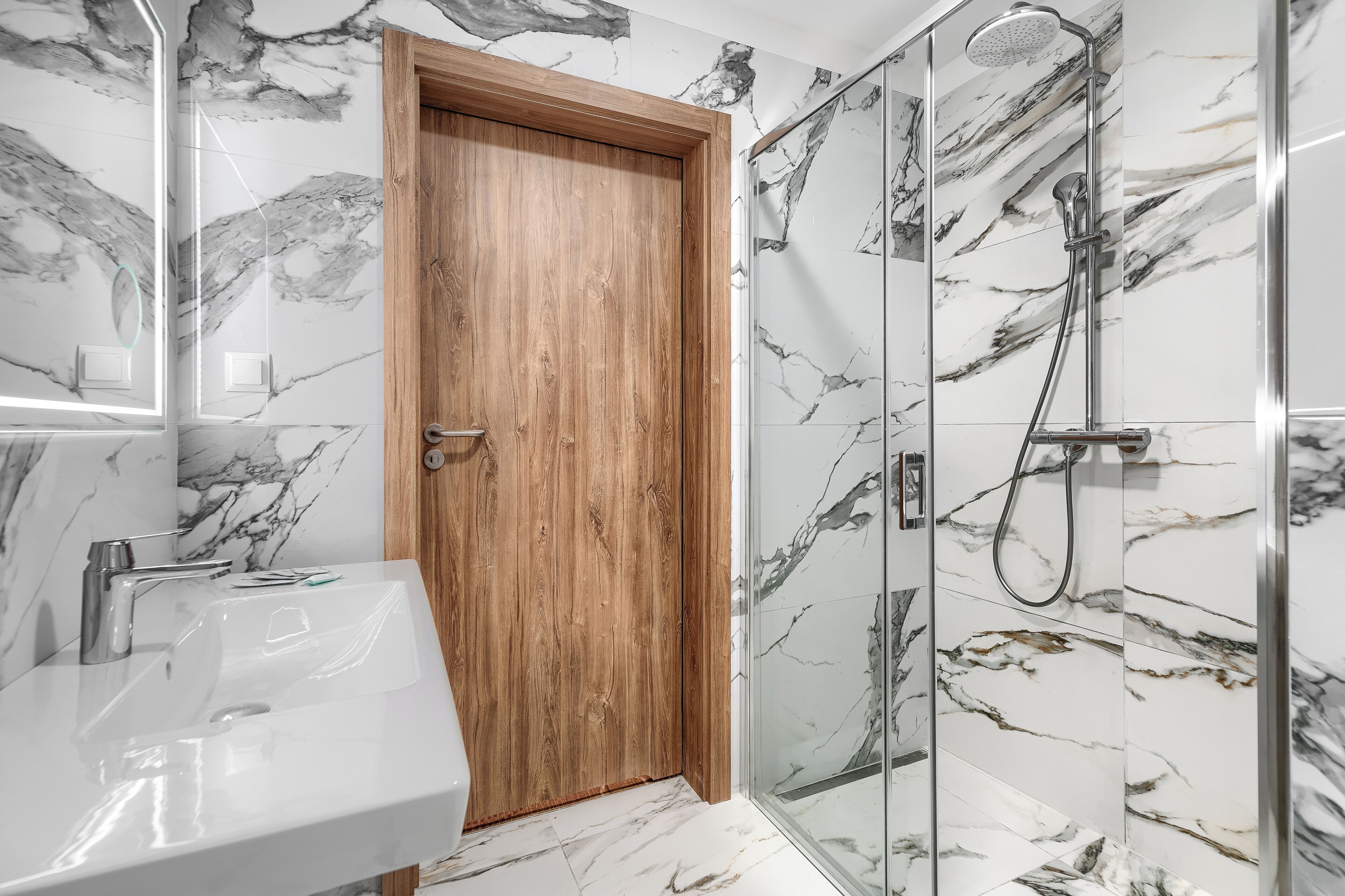 Deluxe Double or Twin Room, Balcony | Bathroom | Shower, rainfall showerhead, hair dryer, towels