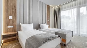 Caja de seguridad en la habitación y escritorio