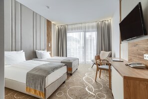 Habitación Deluxe con 1 cama doble o 2 individuales, balcón | Caja fuerte, escritorio, espacio para trabajar con un portátil