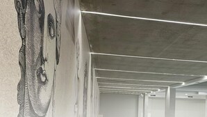Un parking moderne aux lignes épurées et au design minimaliste.