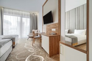 Habitación individual Deluxe, balcón | Caja fuerte, escritorio, espacio para trabajar con un portátil