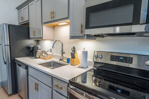 Réfrigérateur, four à micro-ondes, un four, surface de cuisson
